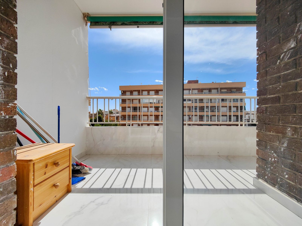Tussenwoning met 2 Slaapkamers in Punta Prima, Orihuela C... - Image 11
