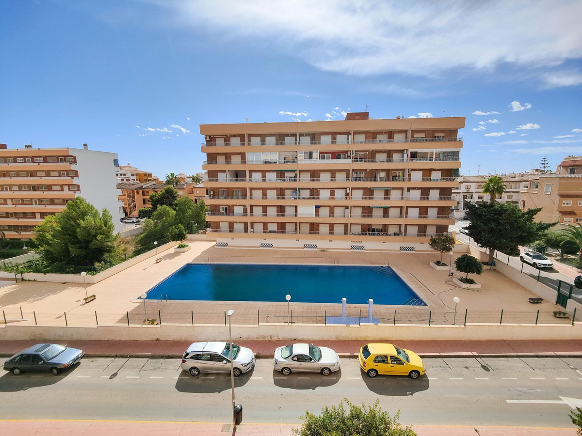 Tussenwoning met 2 Slaapkamers in Punta Prima, Orihuela C... - Image 15