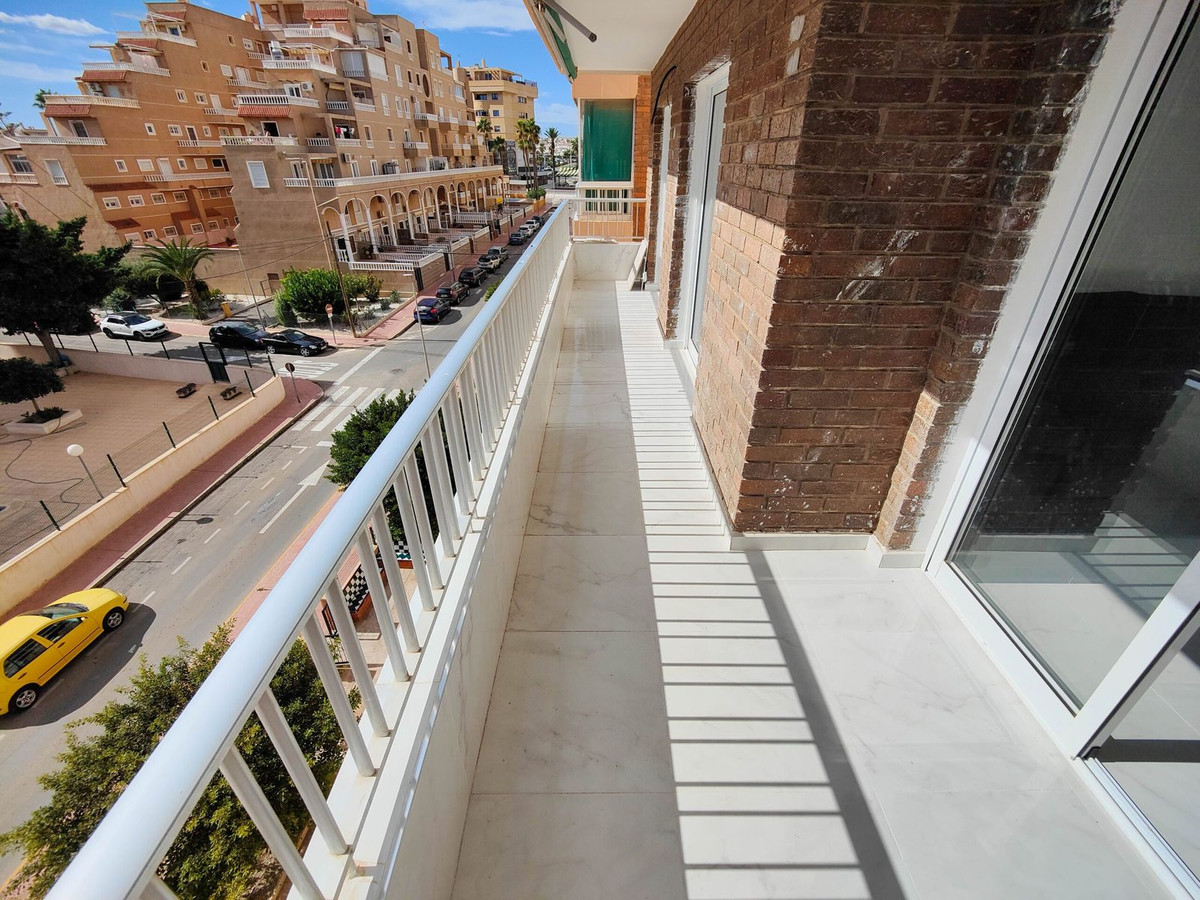 Tussenwoning met 2 Slaapkamers in Punta Prima, Orihuela C... - Image 16