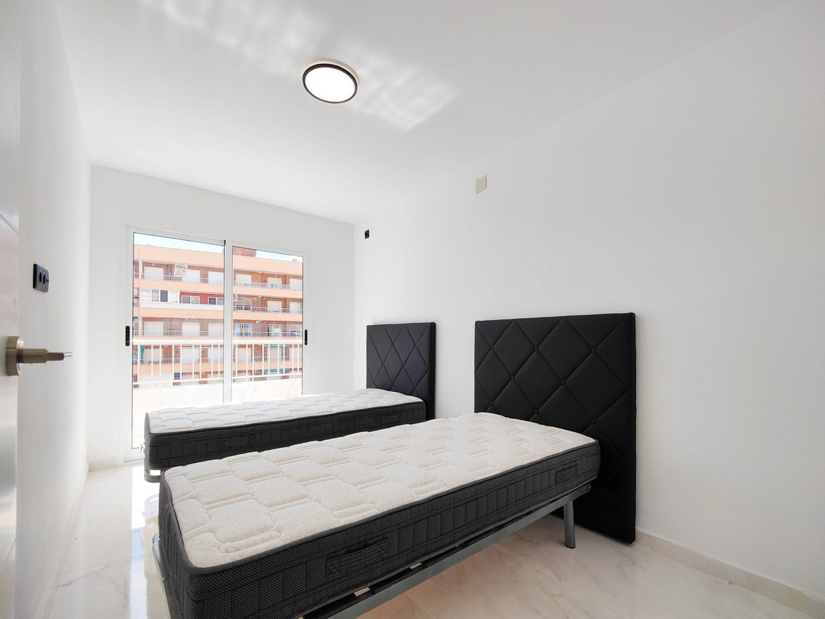 Tussenwoning met 2 Slaapkamers in Punta Prima, Orihuela C... - Image 18