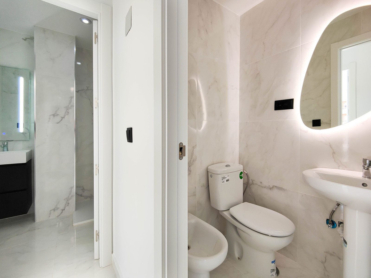 Tussenwoning met 2 Slaapkamers in Punta Prima, Orihuela C... - Image 21