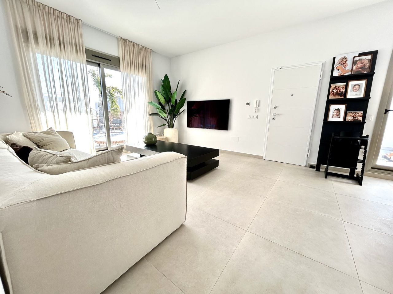 4-Bedroom Villa in Pueblo 9, San Miguel de Salinas - Image 4