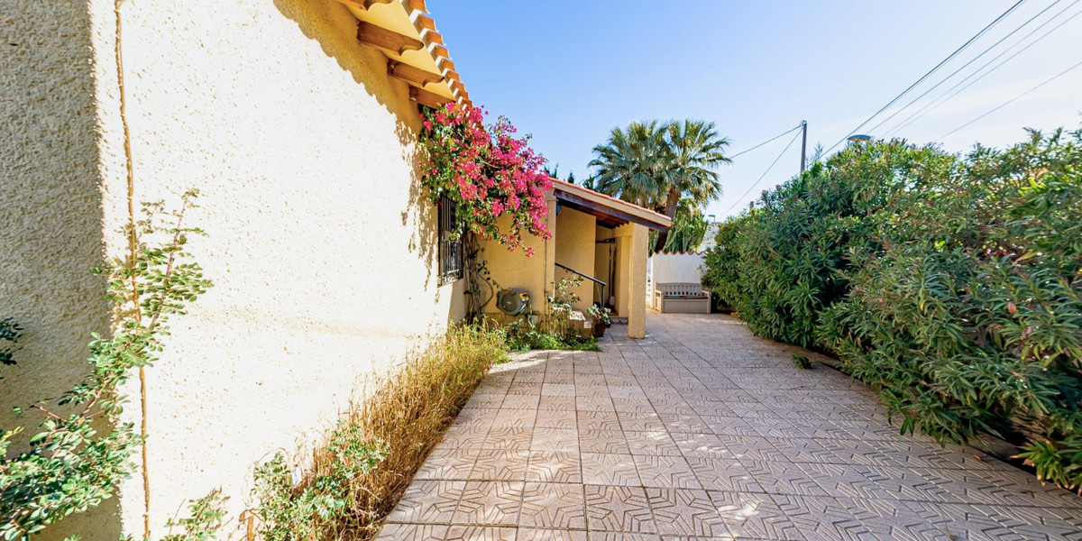 8-Bedroom Detached House in La Nucia | Sunny Casas - Cos... - Image 24