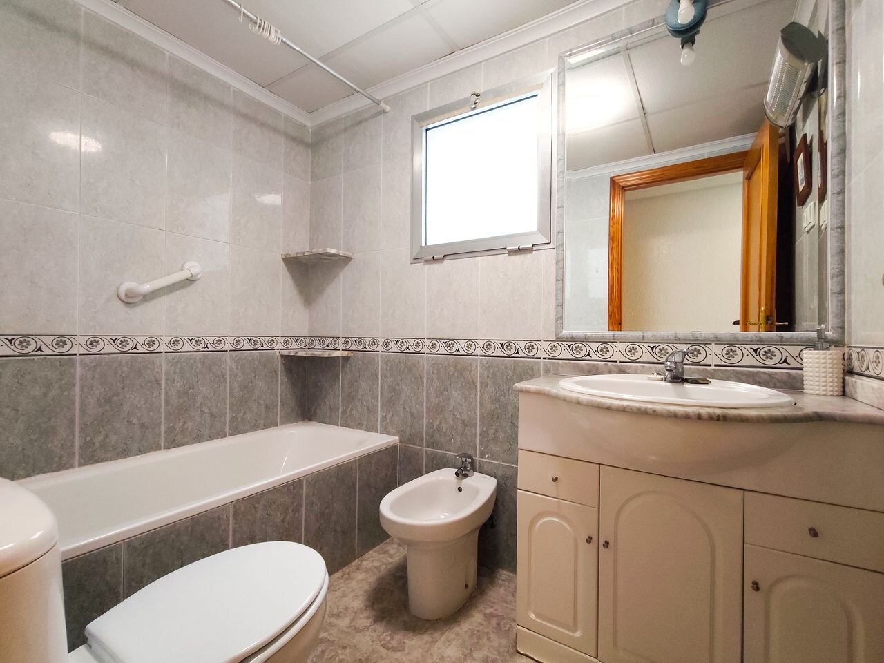 2-Bedroom Apartment in Guardamar del Segura - Image 18