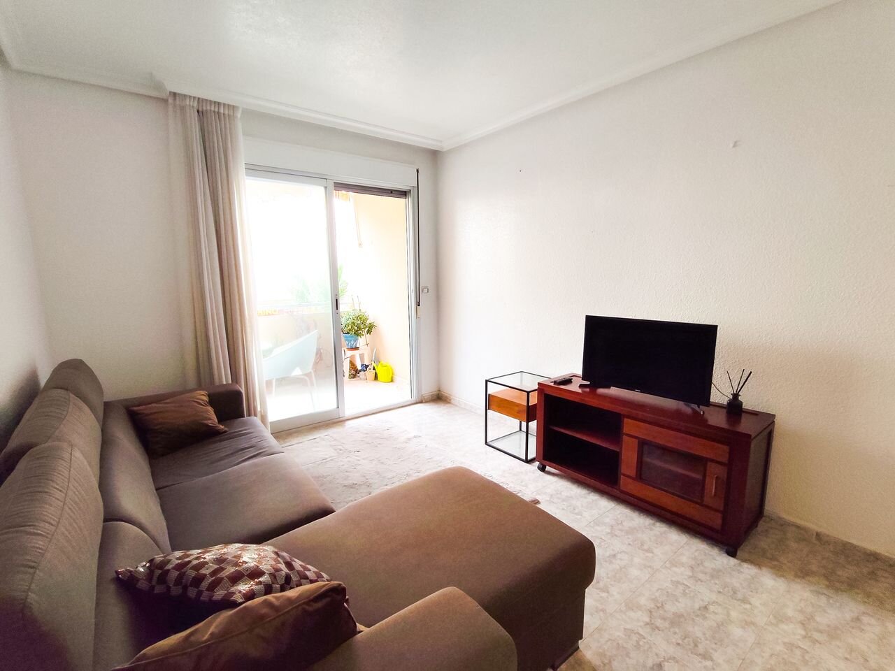 2-Bedroom Apartment in Guardamar del Segura - Image 3