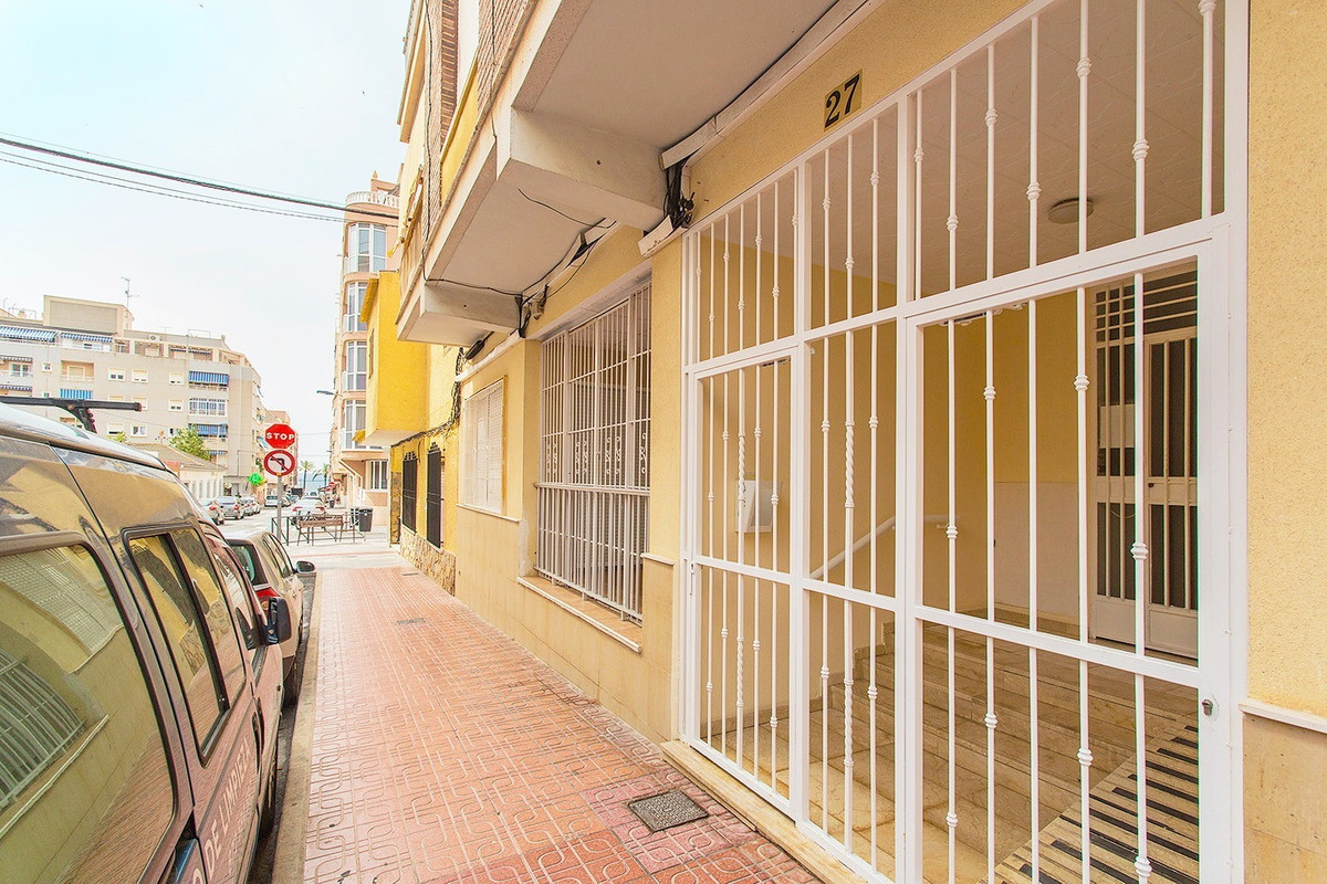 3-Bedroom Ground Floor Apartment in Playa Del Cura, Torre... - Image 2