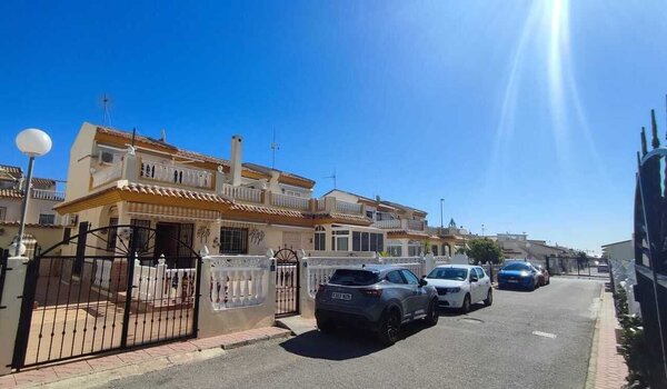 Casa de 3 Dormitorios en La Zenia, Orihuela Costa