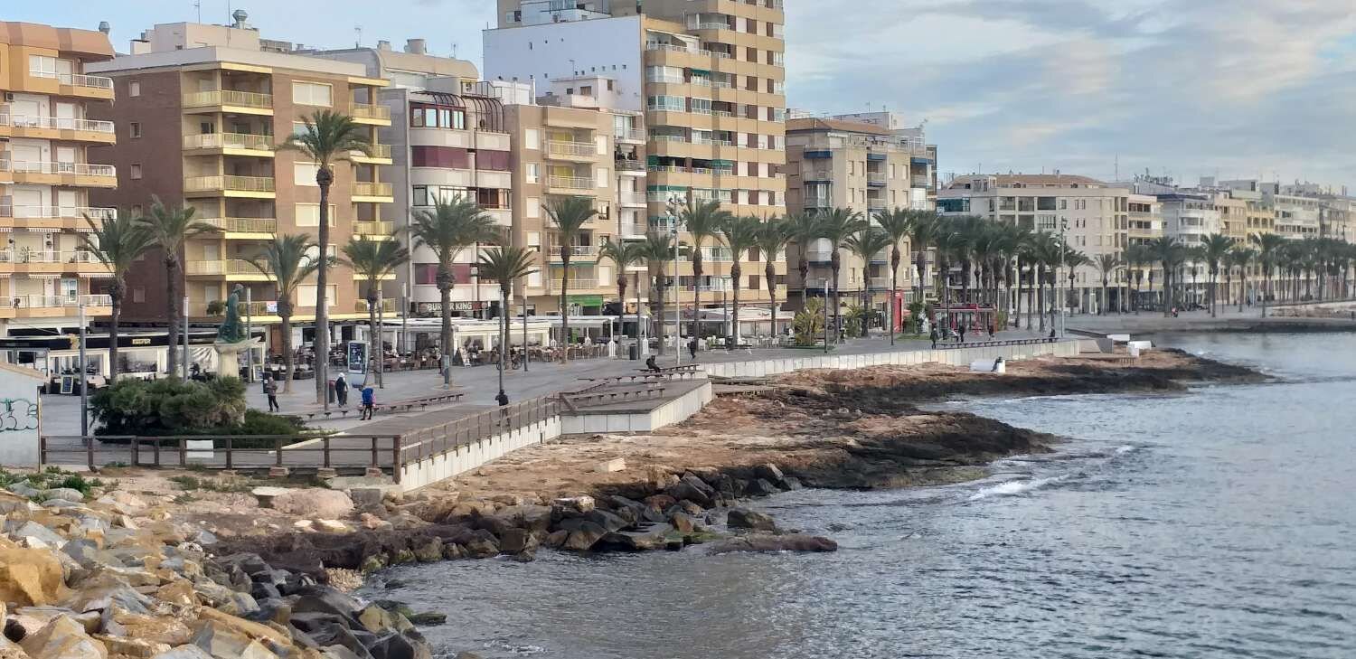 2-Bedroom Apartment in Parque de las Naciones, Torrevieja - Image 3