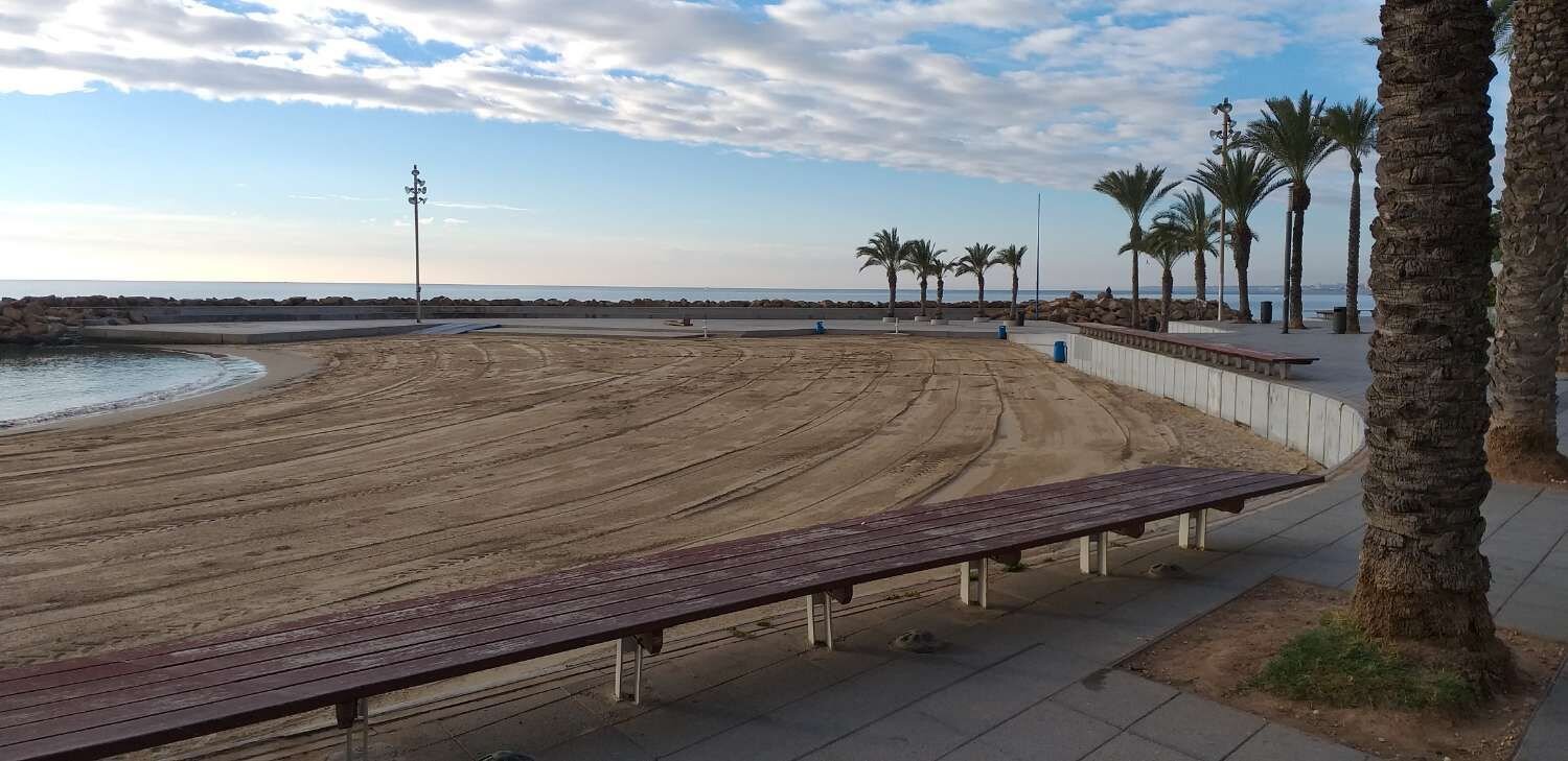 2-Bedroom Apartment in Parque de las Naciones, Torrevieja - Image 4