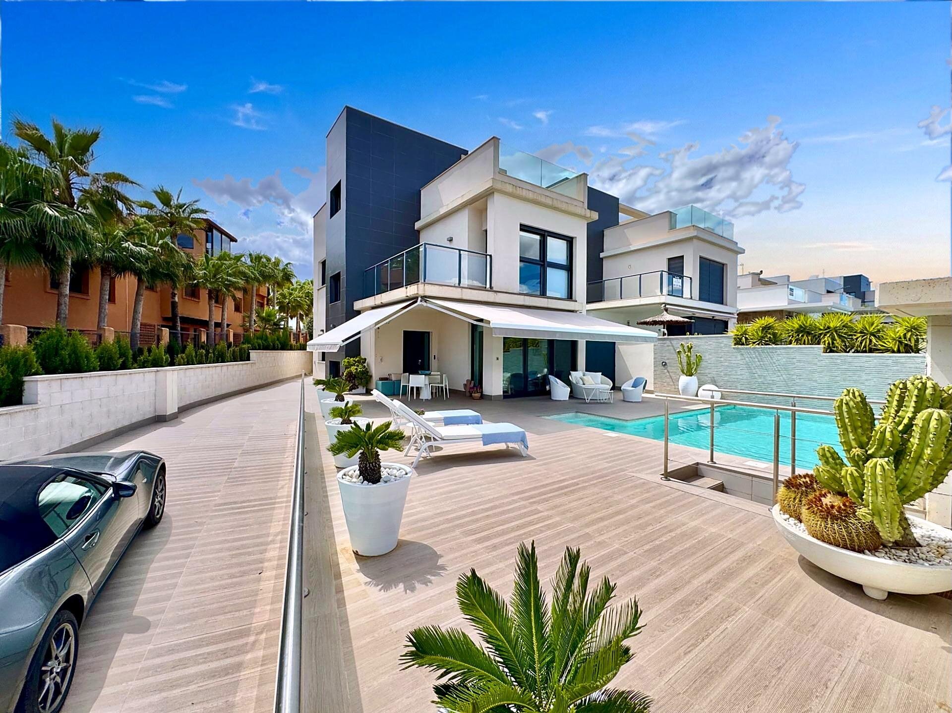 4-Bedroom Villa in Bellavista, San Miguel de Salinas - Image 1