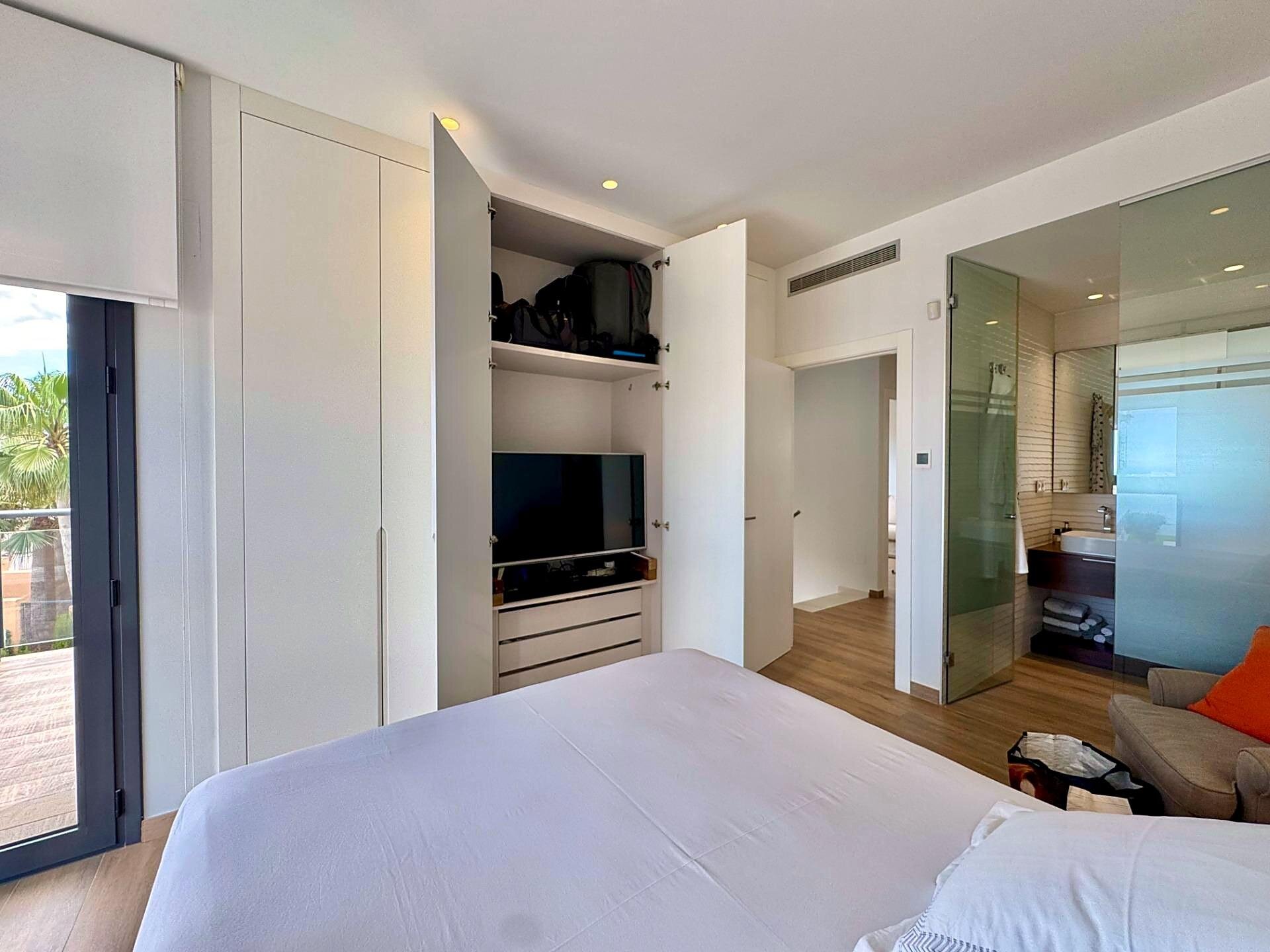 4-Bedroom Villa in Bellavista, San Miguel de Salinas - Image 13