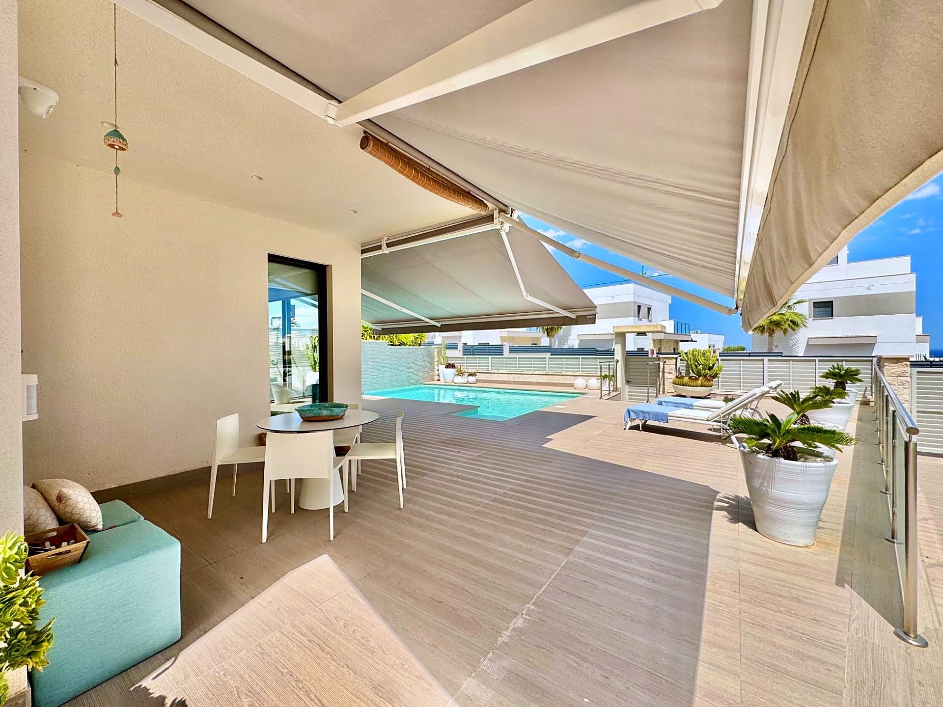 4-Bedroom Villa in Bellavista, San Miguel de Salinas - Image 2