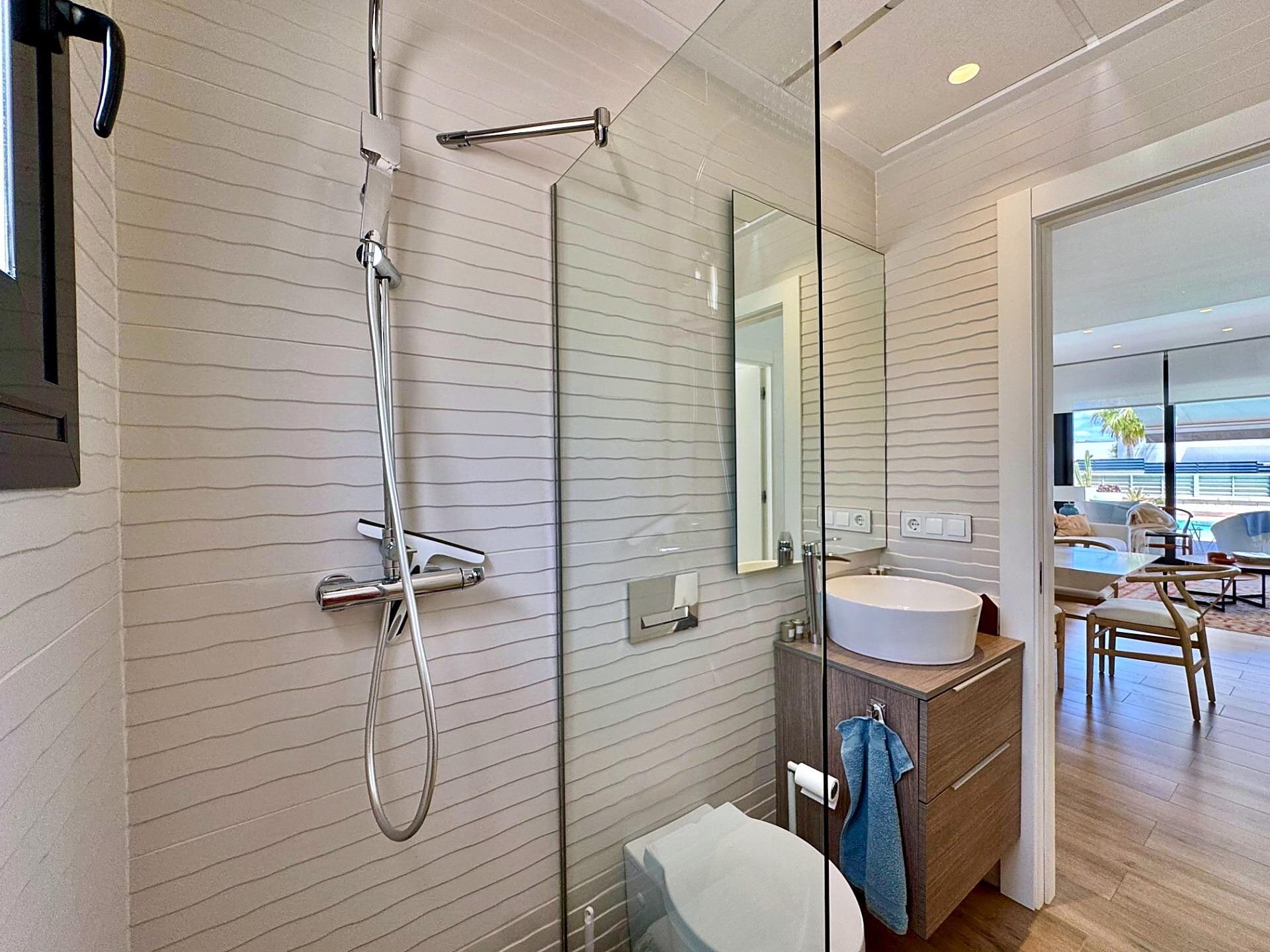 4-Bedroom Villa in Bellavista, San Miguel de Salinas - Image 30