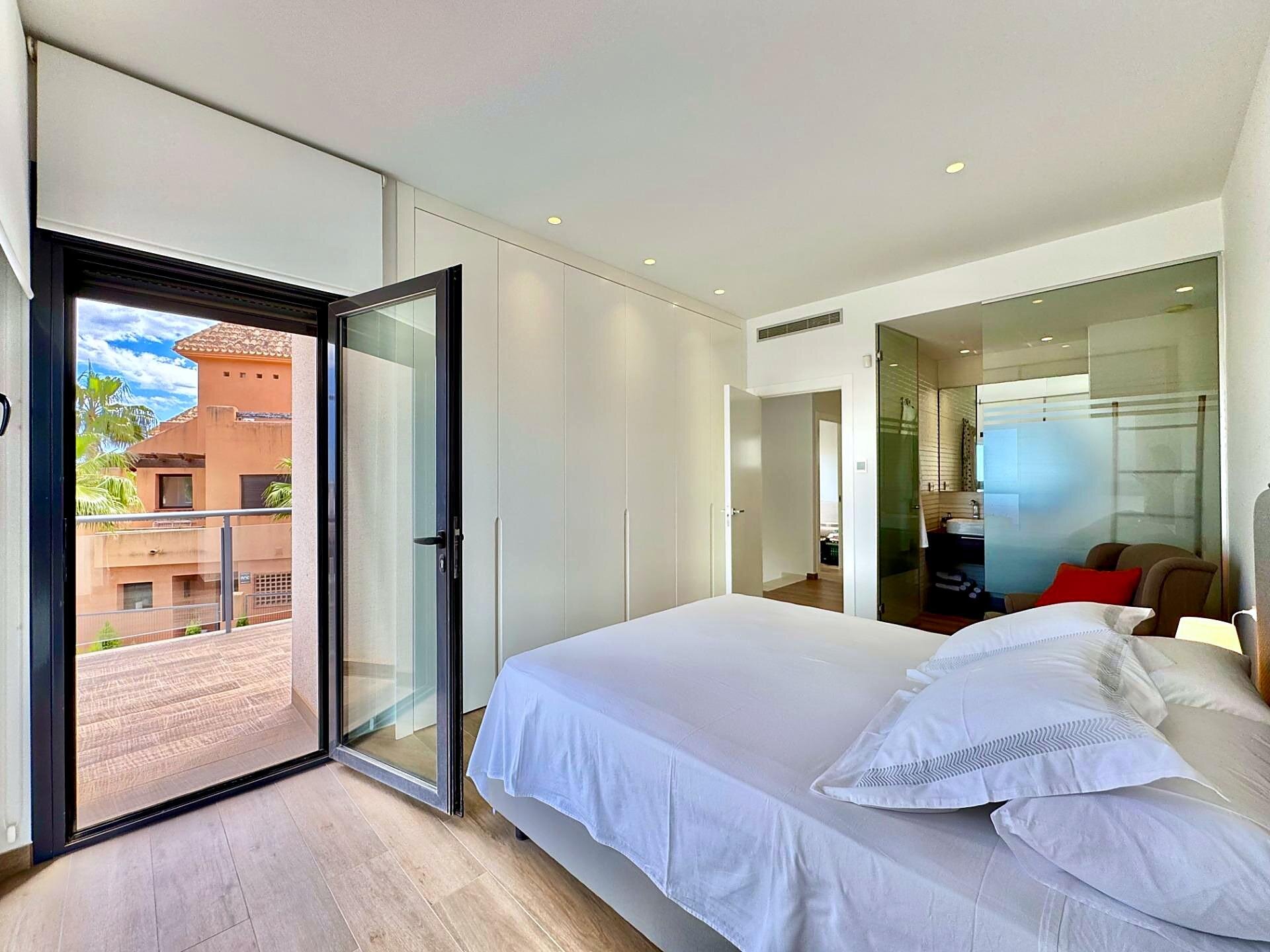 4-Bedroom Villa in Bellavista, San Miguel de Salinas - Image 9