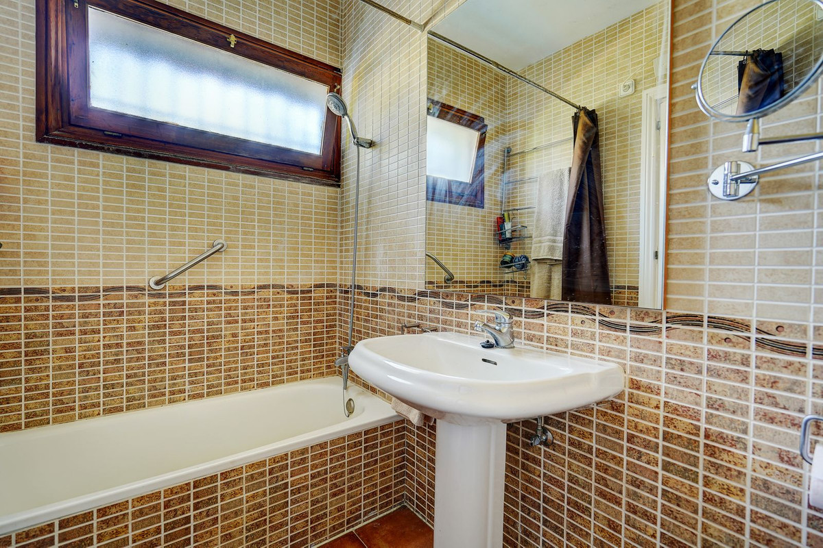 4-Bedroom Villa in  Marbella | Sunny Casas - Costa Blanca... - Image 15