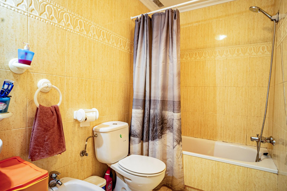 1-Bedroom Middle Floor Apartment in Villajoyosa | Sunny ... - Image 17