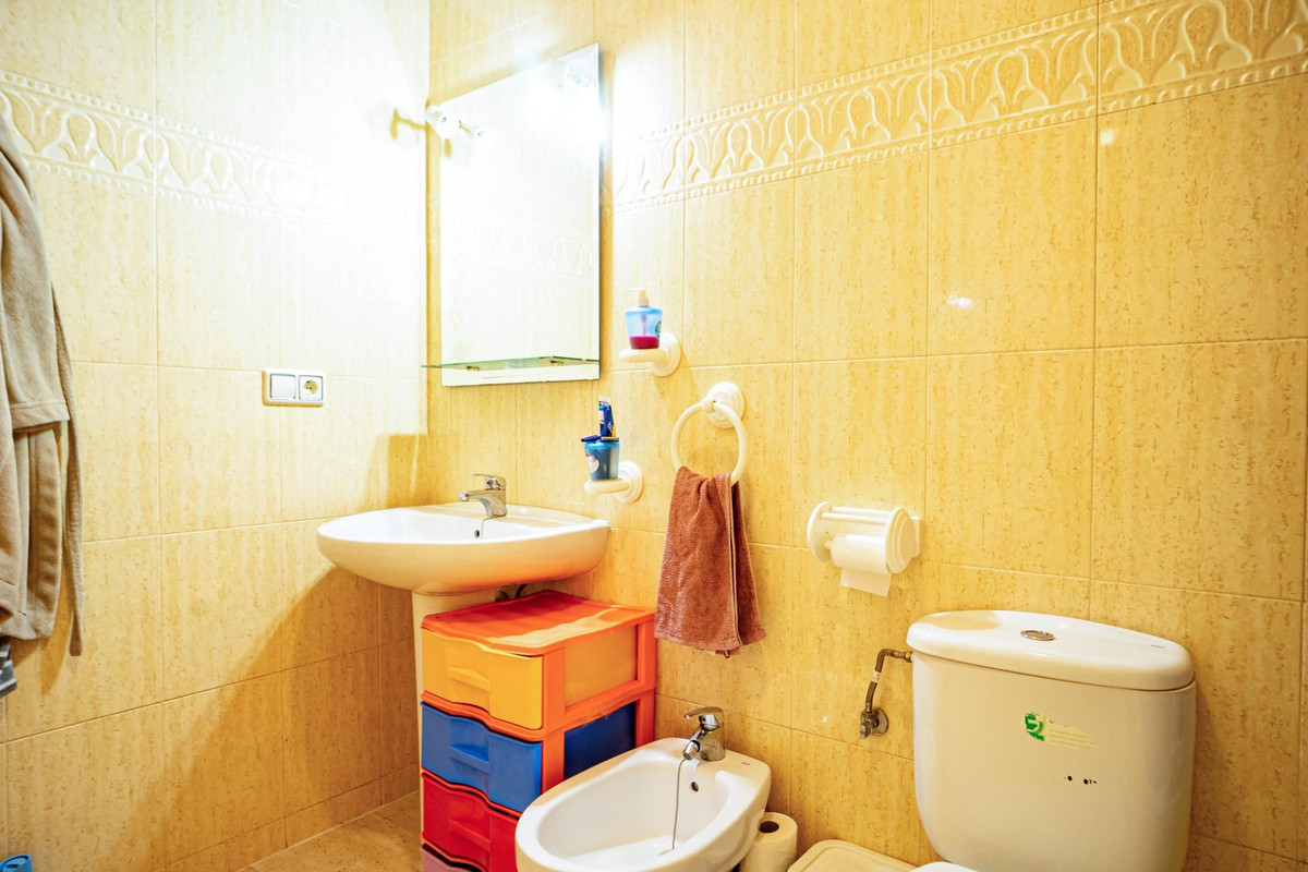 1-Bedroom Middle Floor Apartment in Villajoyosa | Sunny ... - Image 19