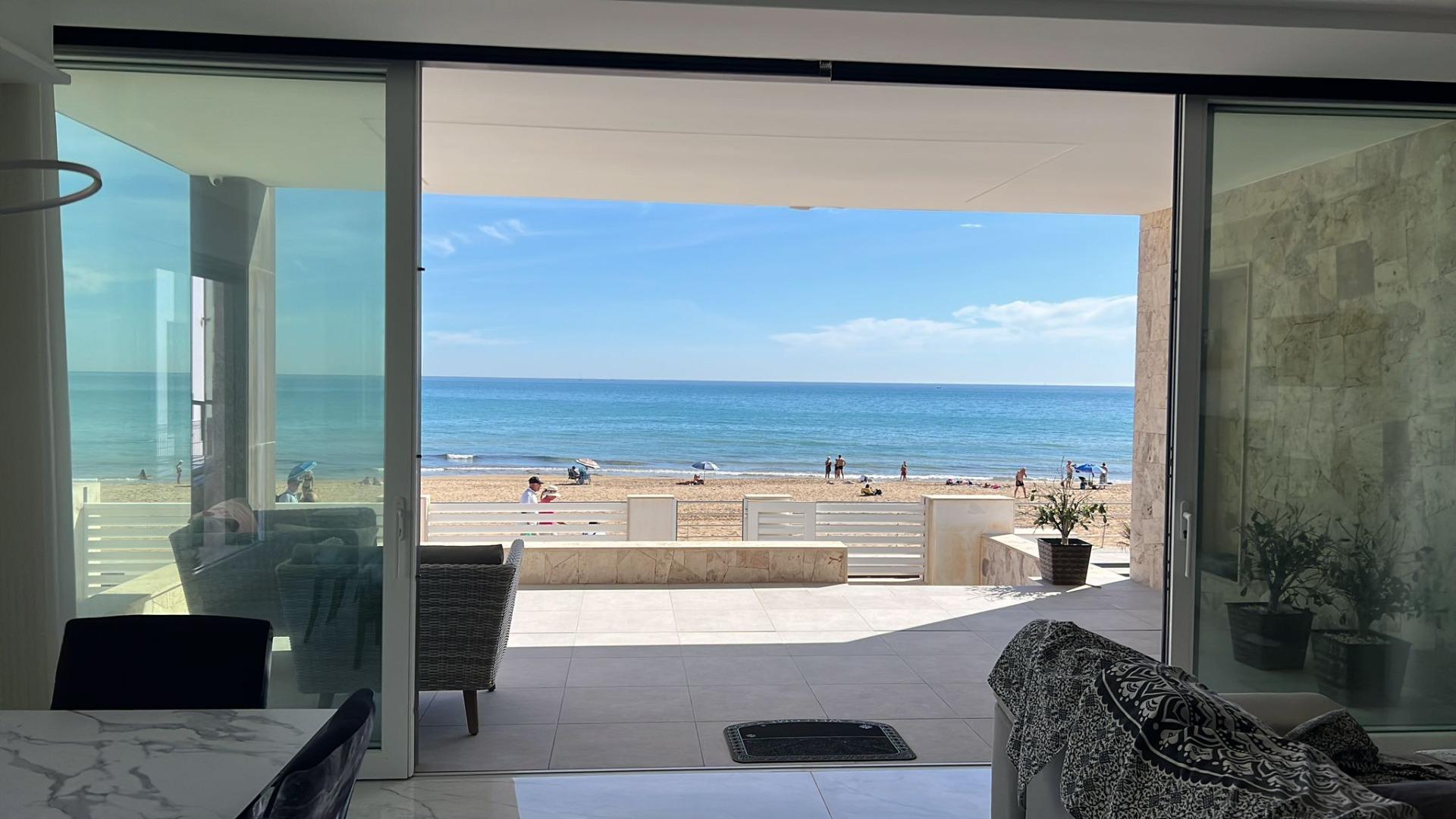 Villa de 5 Dormitorios en Los Europeos, Torrevieja - Image 1