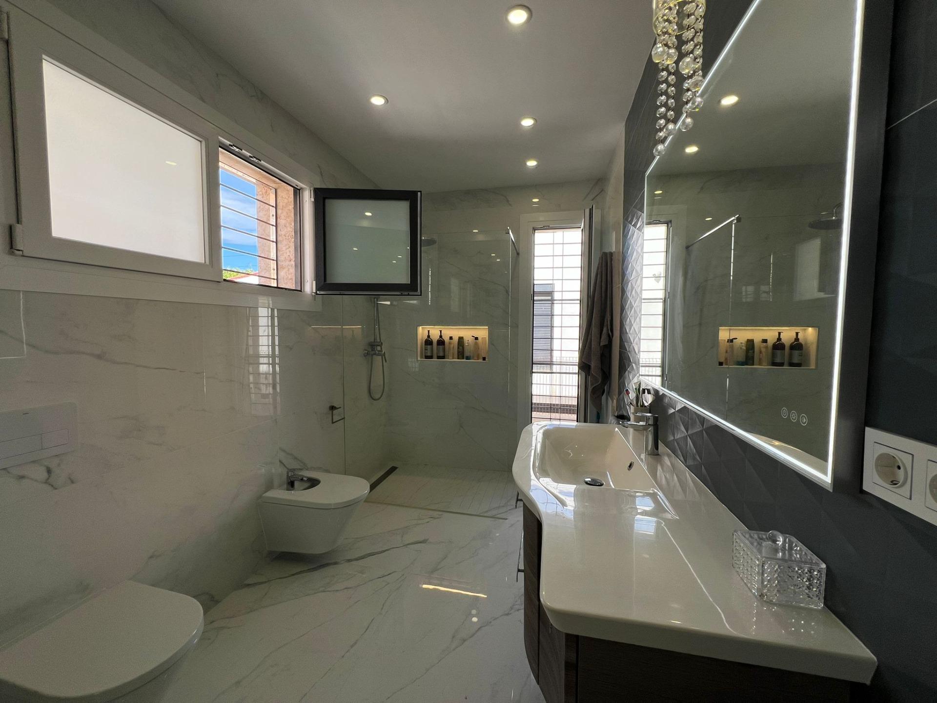 Villa de 5 Dormitorios en Los Europeos, Torrevieja - Image 22