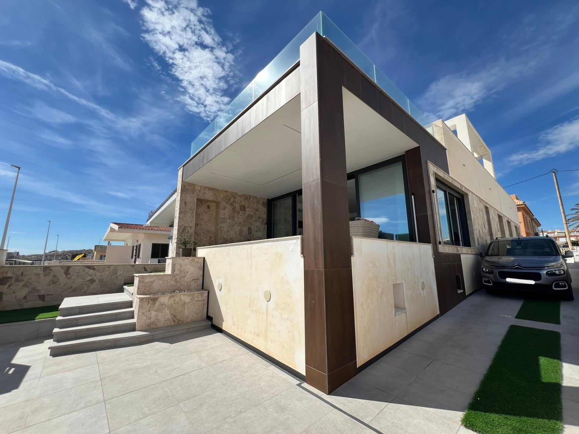 Villa de 5 Dormitorios en Los Europeos, Torrevieja - Image 3