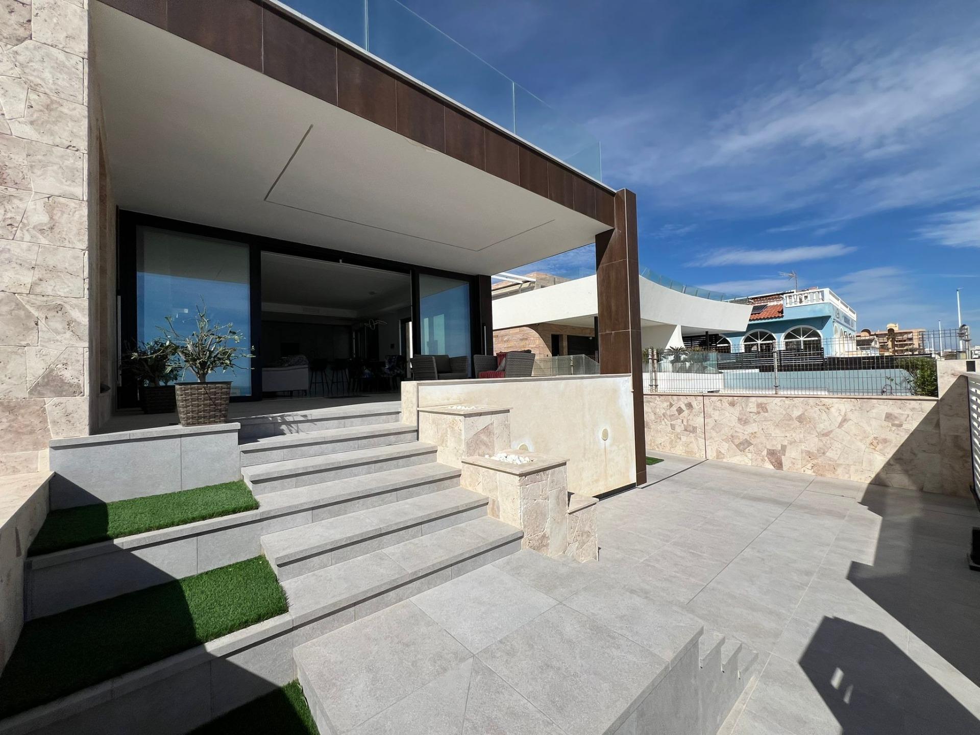 Villa de 5 Dormitorios en Los Europeos, Torrevieja - Image 4