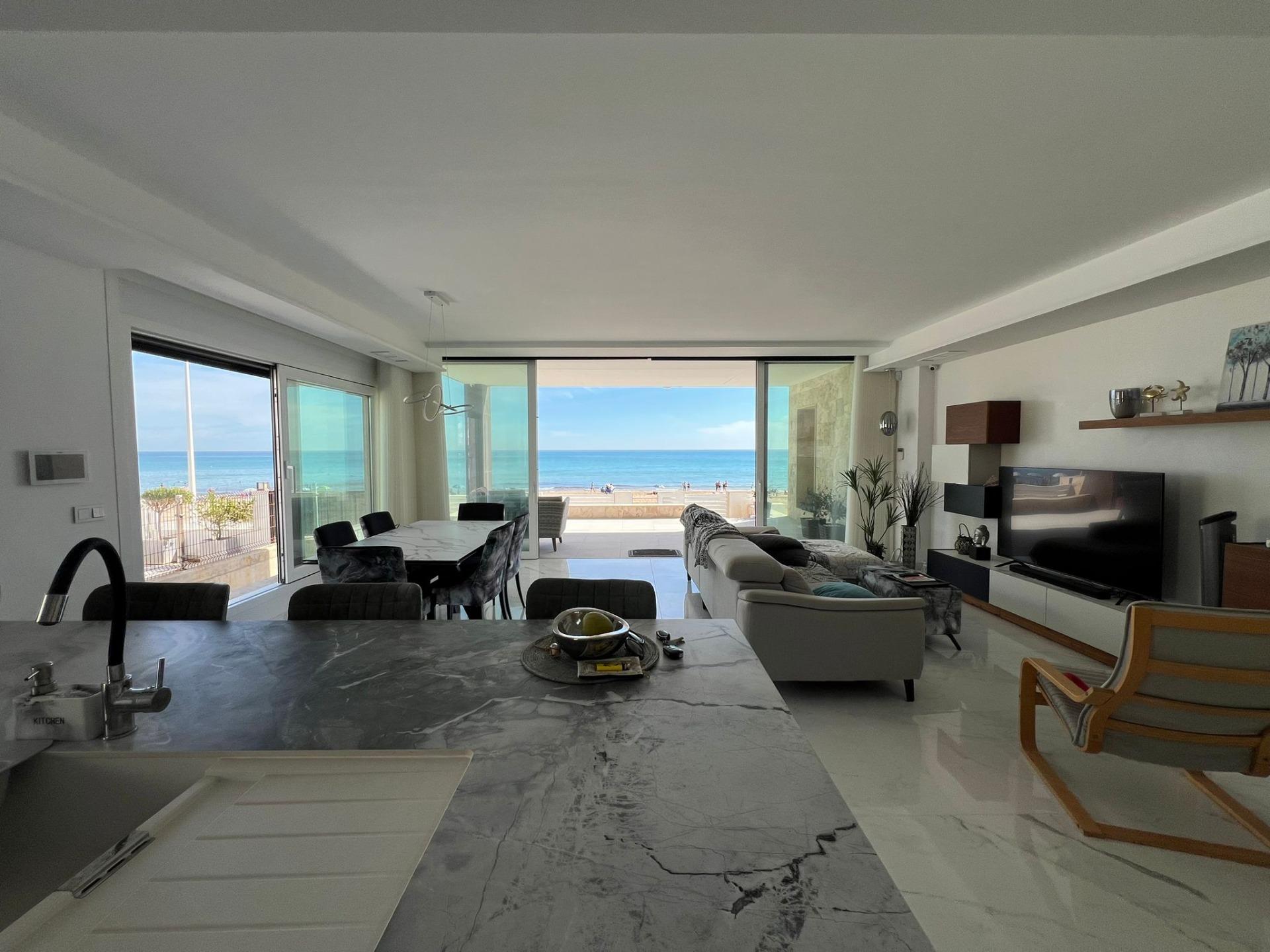 Villa de 5 Dormitorios en Los Europeos, Torrevieja - Image 9