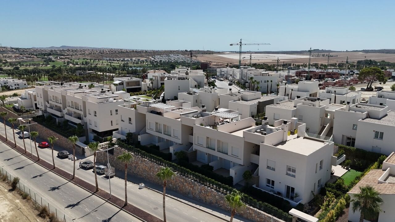 3-Bedroom Apartment in Comunidad Valenciana, Algorfa - Image 3