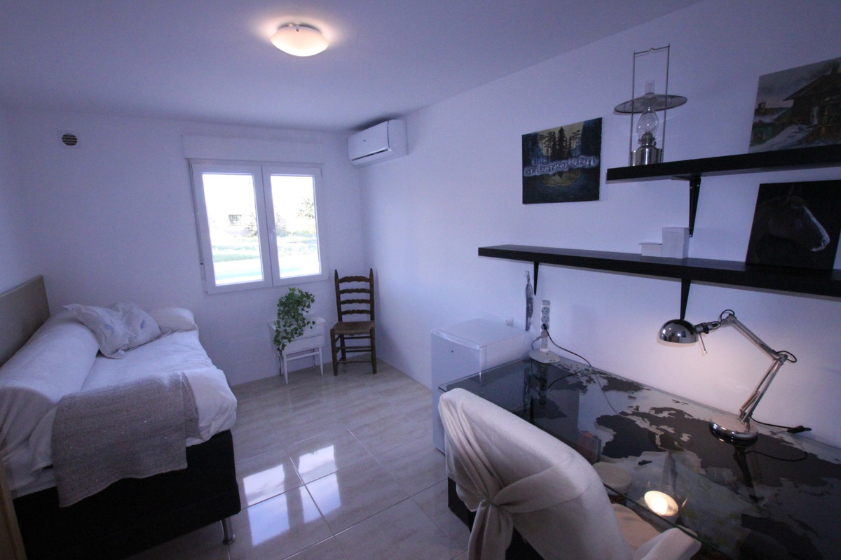 5-Bedroom House in  Crevillent - Image 13