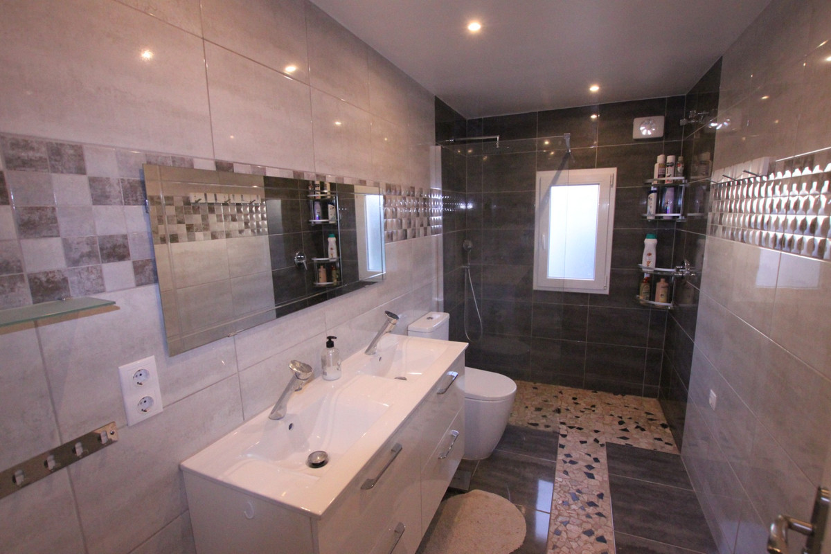 5-Bedroom House in  Crevillent - Image 15