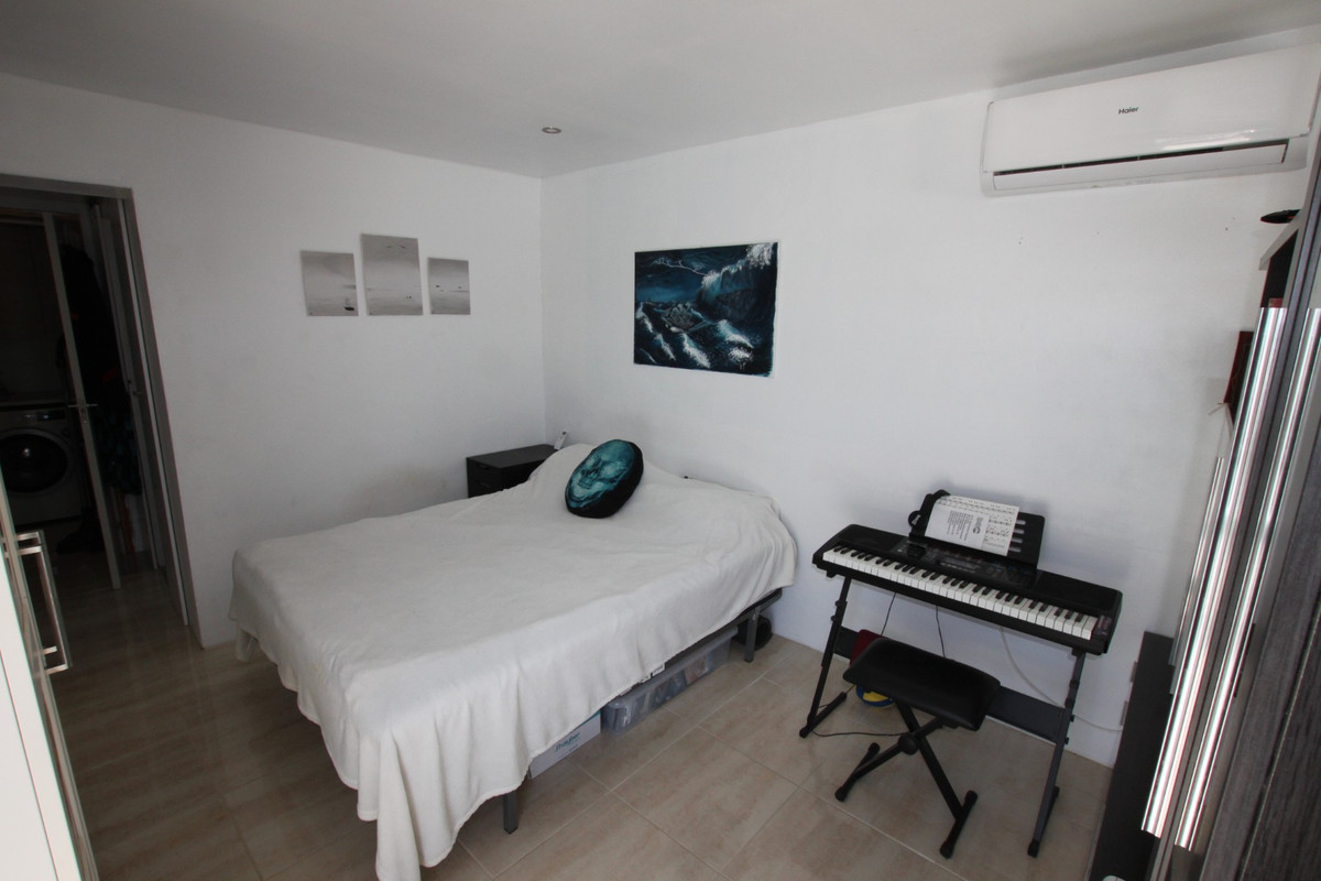 5-Bedroom House in  Crevillent - Image 22