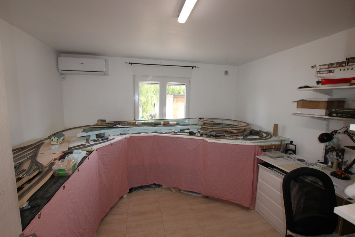 5-Bedroom House in  Crevillent - Image 25