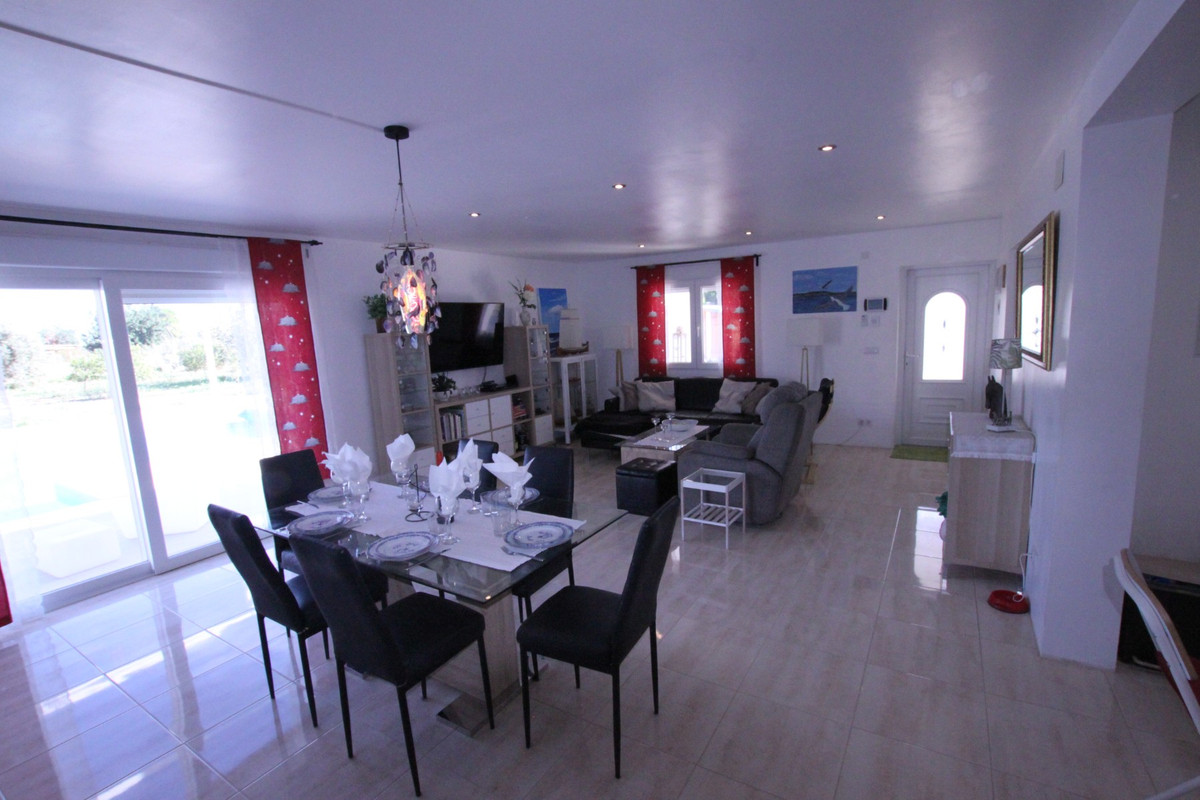 5-Bedroom House in  Crevillent - Image 5