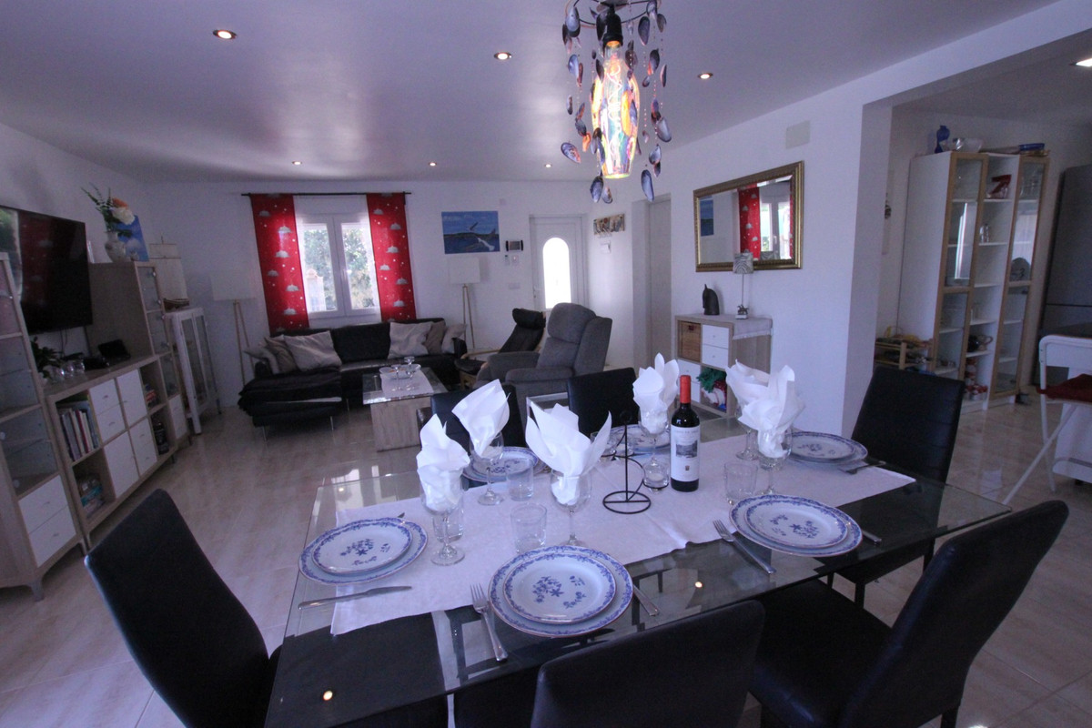 5-Bedroom House in  Crevillent - Image 6