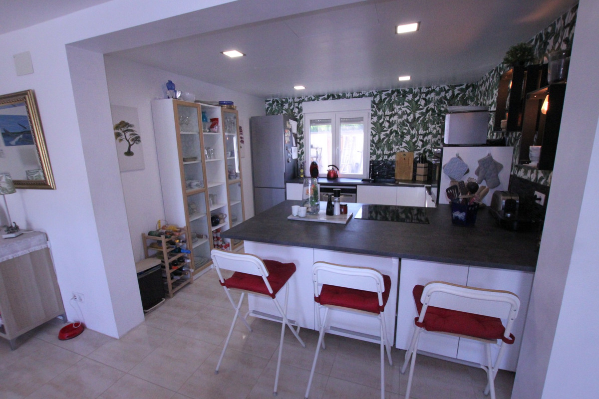 5-Bedroom House in  Crevillent - Image 9