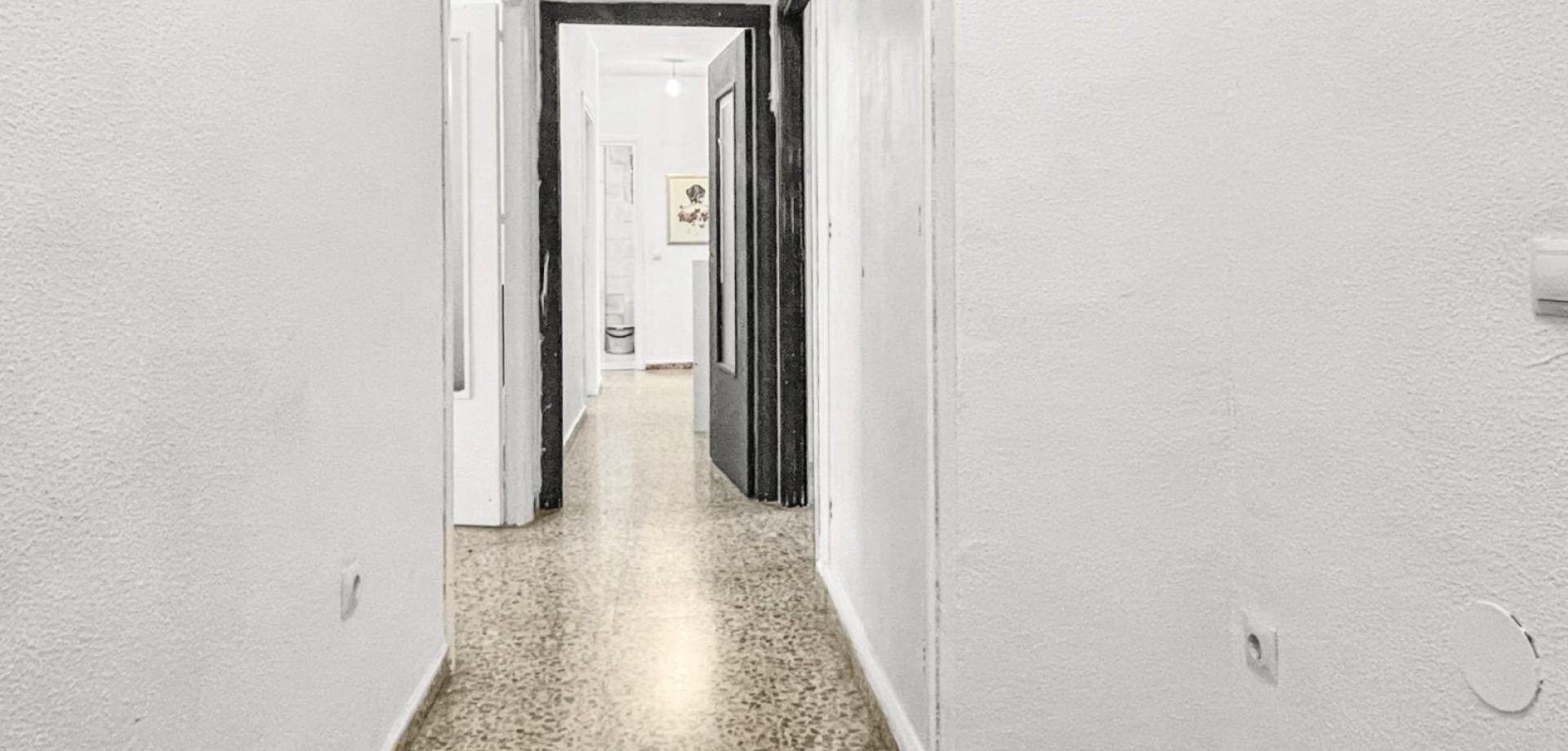 4-Bedroom Apartment in Pueblo, Guardamar del Segura - Image 8