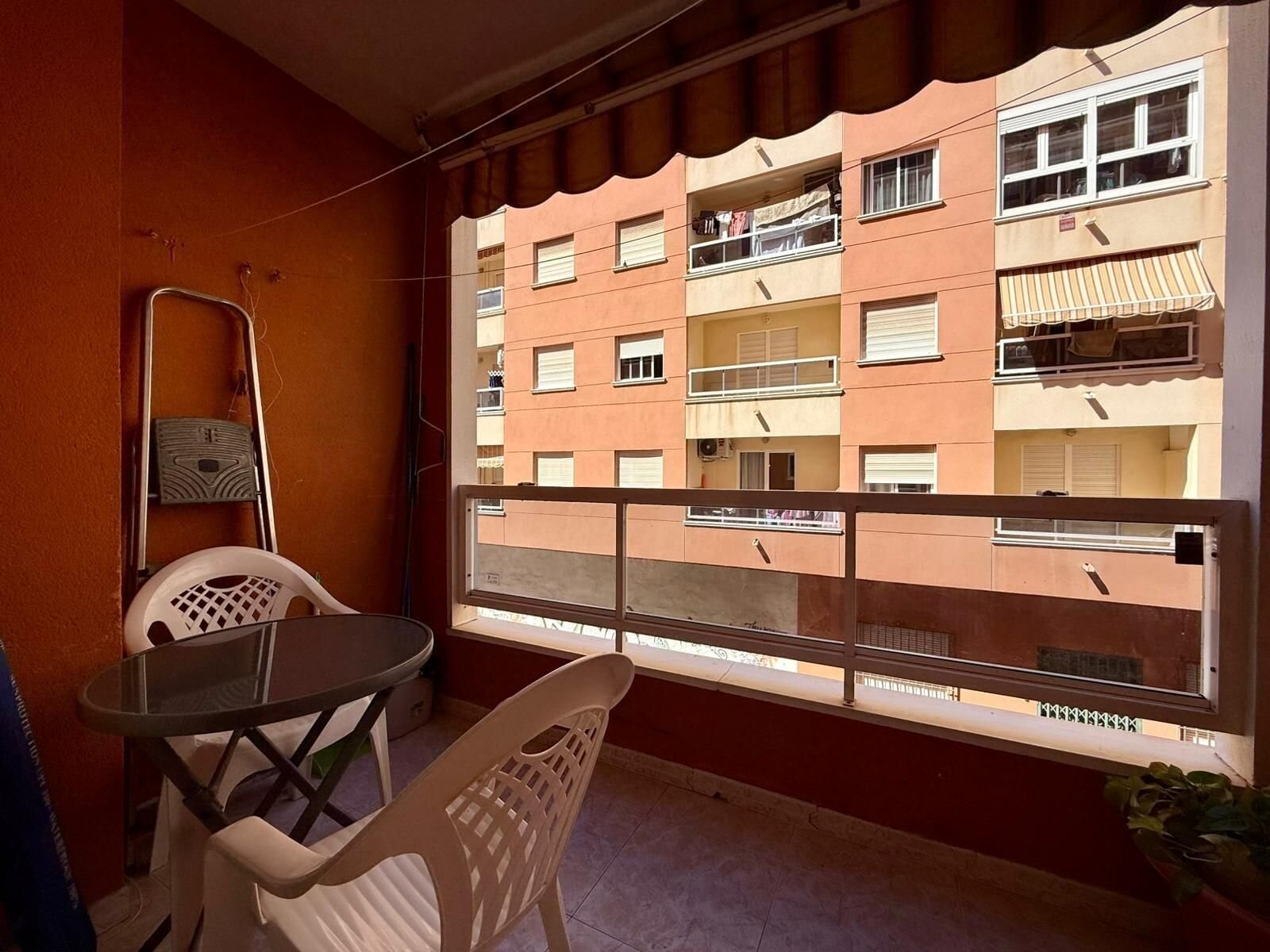 2-Bedroom Apartment in Estacion de Autobuses, Torrevieja - Image 4