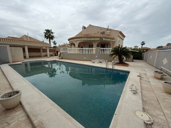 Villa de 5 Dormitorios en La Zenia, Orihuela Costa