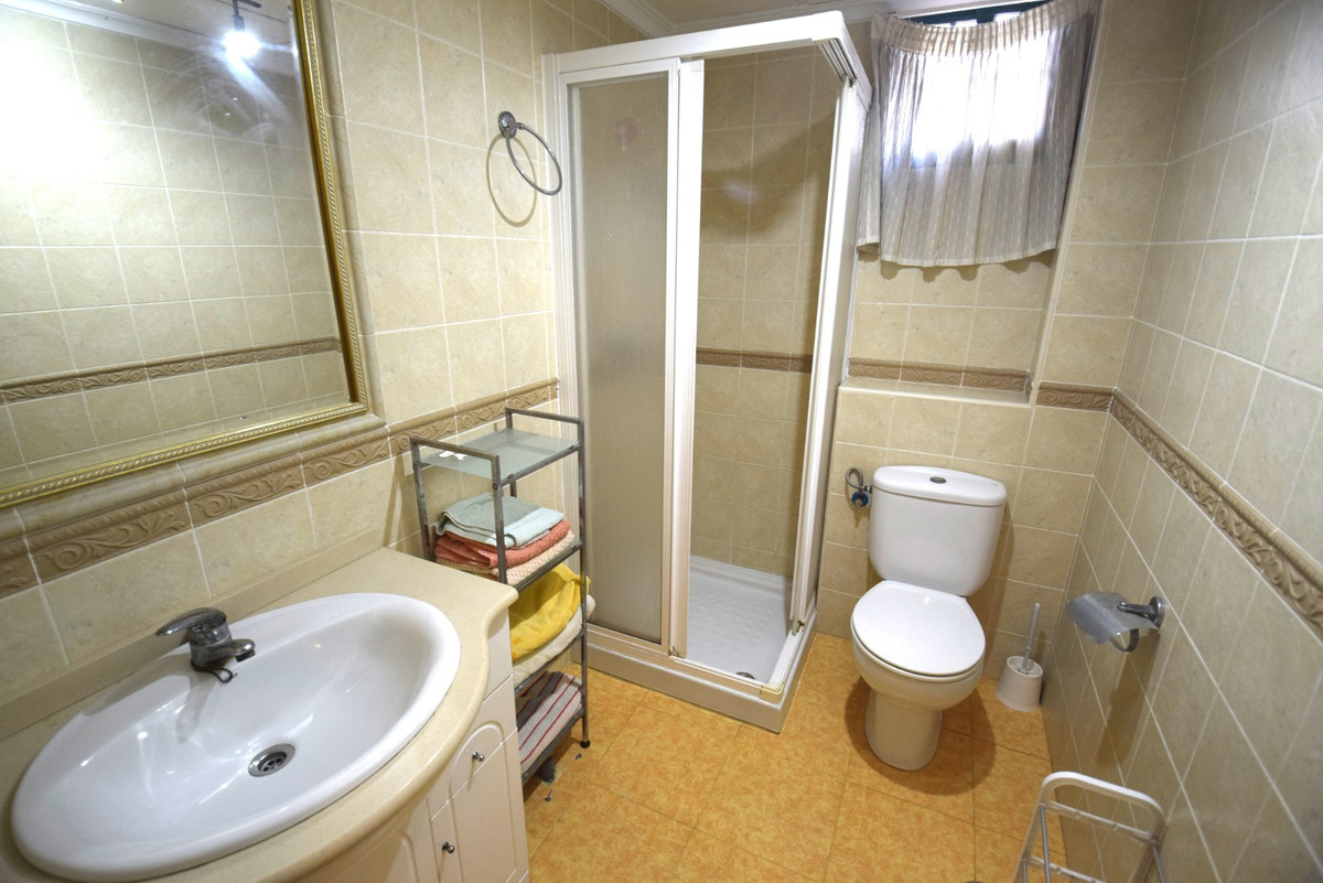 3-Bedroom Ground Floor Apartment in Guardamar del Segura... - Image 12