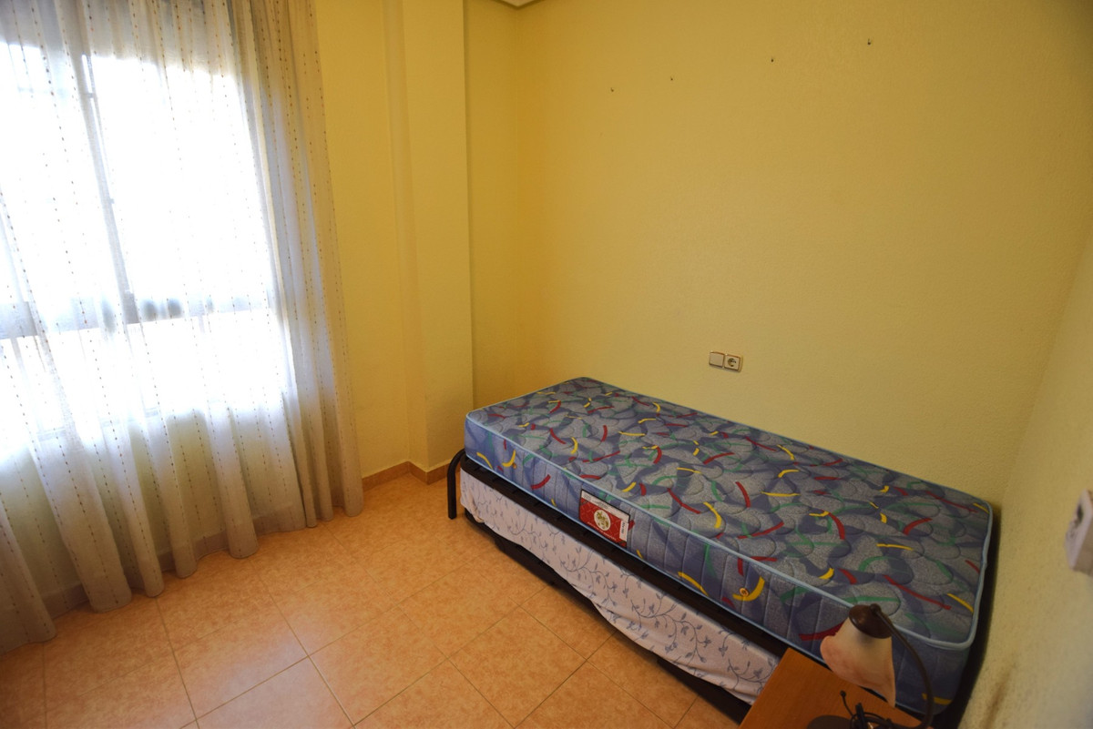 3-Bedroom Ground Floor Apartment in Guardamar del Segura... - Image 13