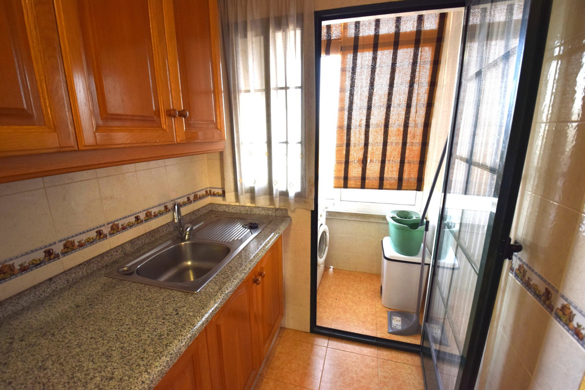 3-Bedroom Ground Floor Apartment in Guardamar del Segura... - Image 7