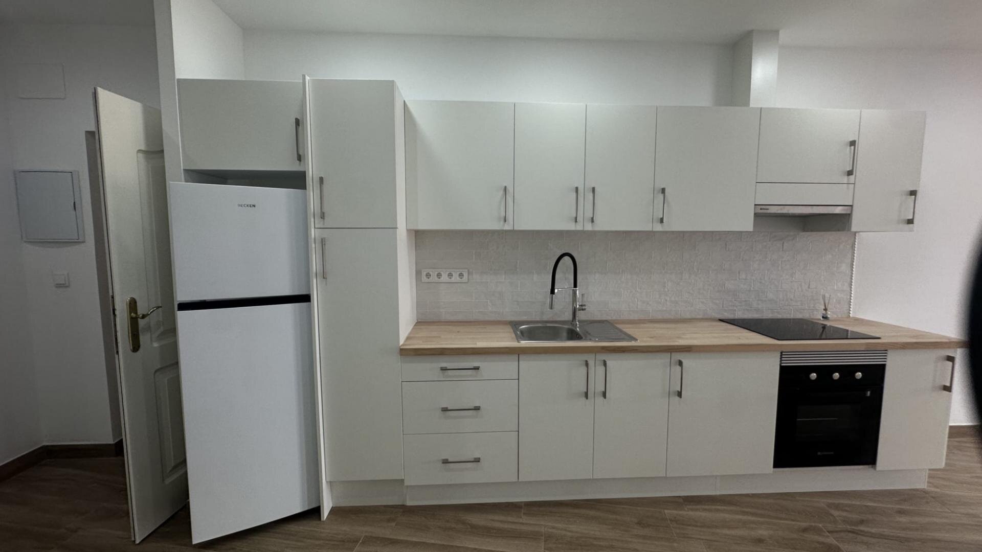 1-Bedroom Apartment in Centro, Torrevieja - Image 2
