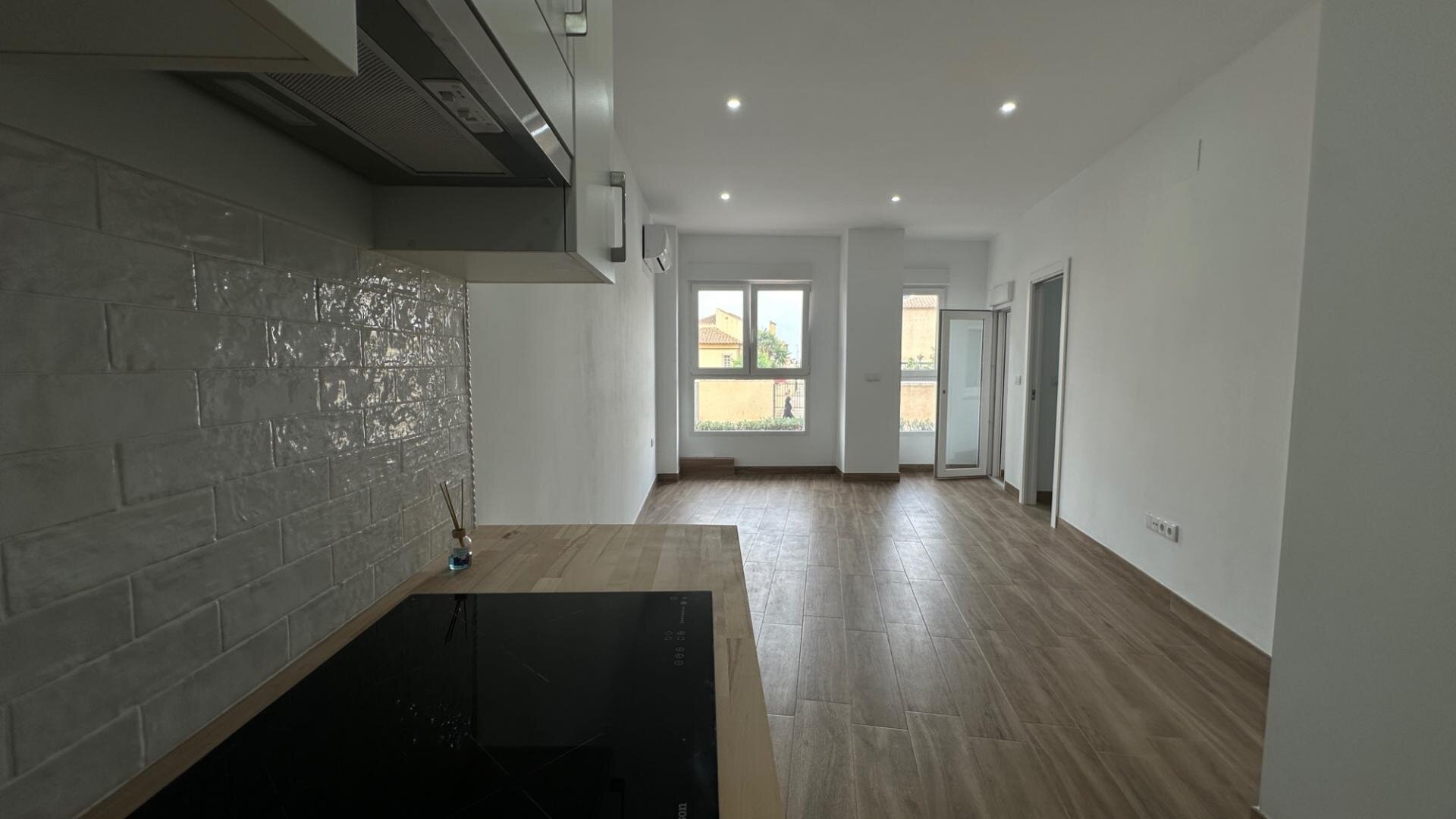 1-Bedroom Apartment in Centro, Torrevieja - Image 3