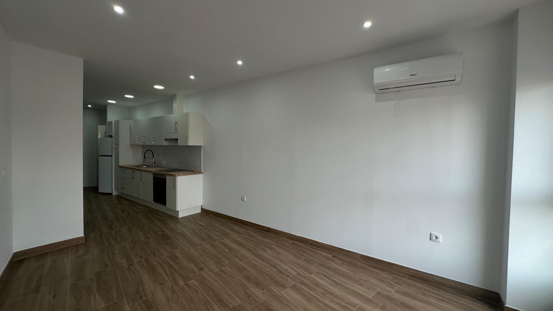1-Bedroom Apartment in Centro, Torrevieja - Image 7