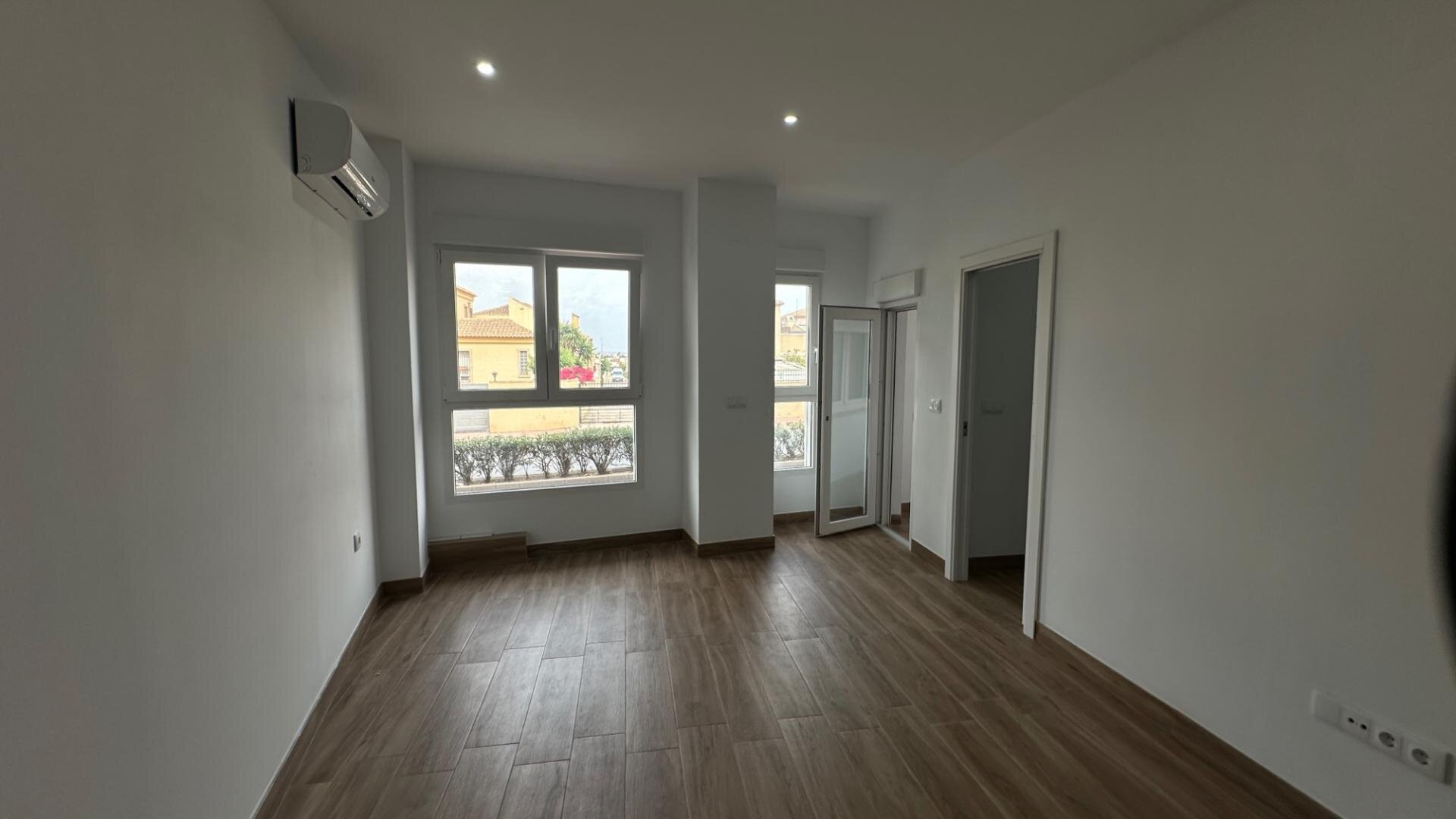 1-Bedroom Apartment in Centro, Torrevieja - Image 9