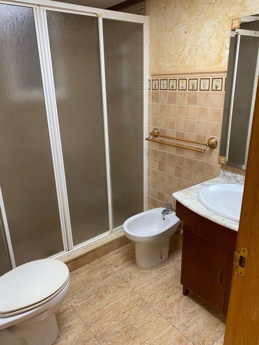 2-Bedroom Apartment in Estacion de Autobuses, Torrevieja - Image 4