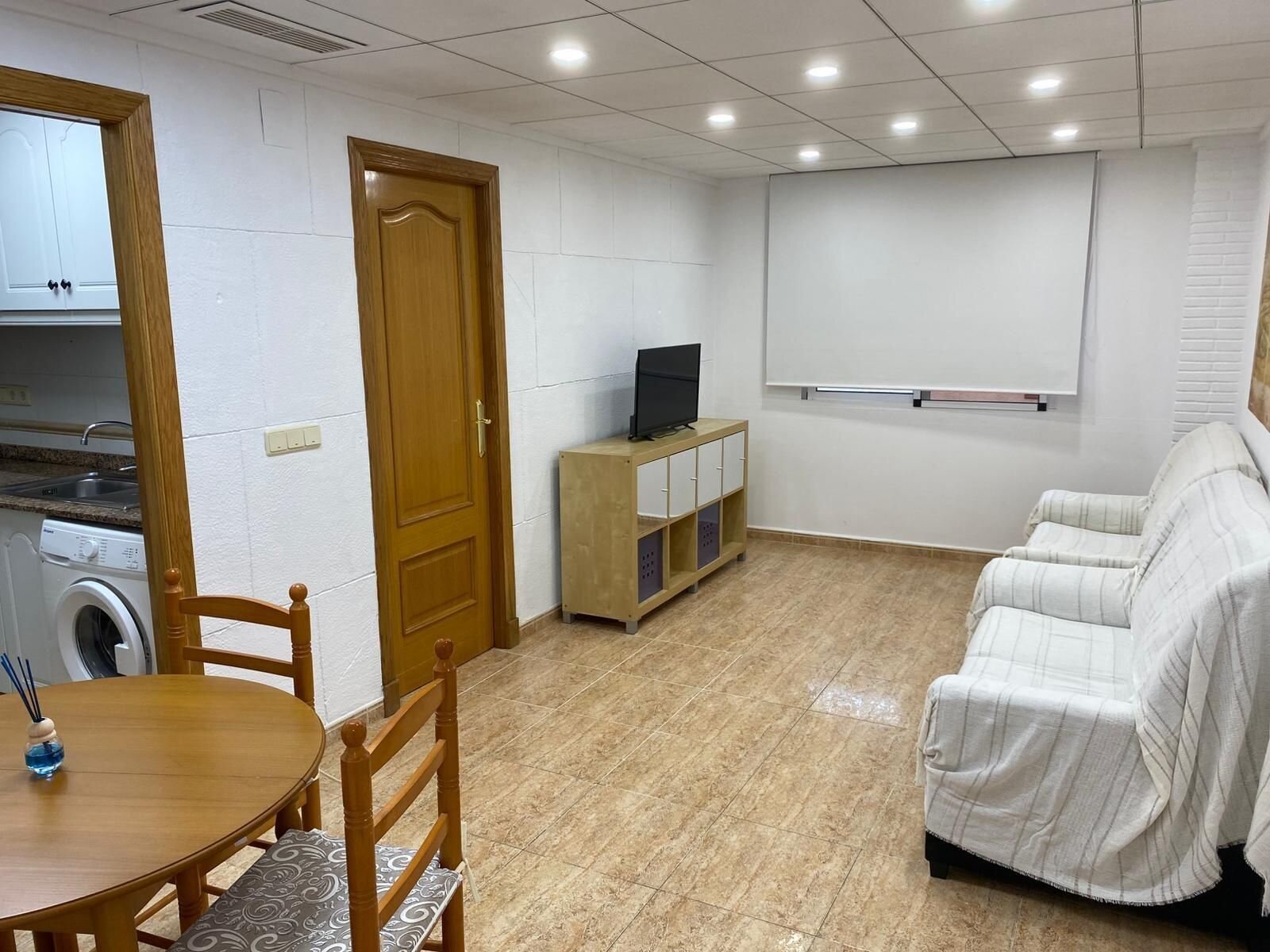 2-Bedroom Apartment in Estacion de Autobuses, Torrevieja - Image 9