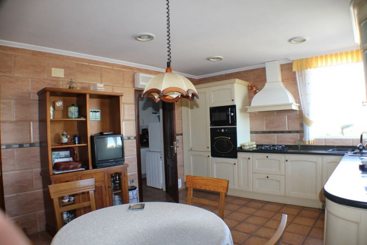 6-Bedroom Detached House in  L'Alfás del Pi | Sunny Casas... - Image 5