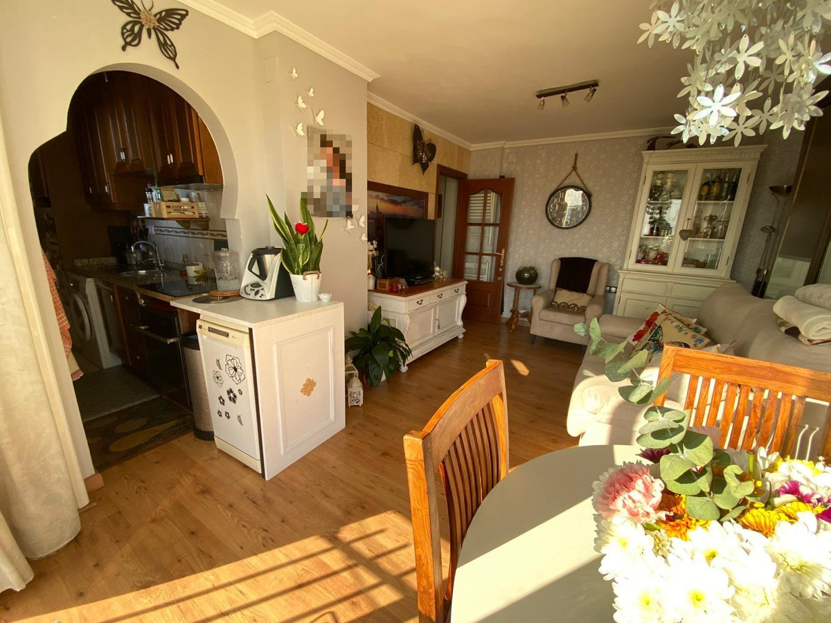 2-Bedroom Middle Floor Apartment in Benidorm | Sunny Cas... - Image 5