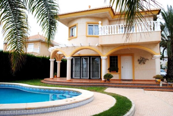 Villa de 3 Dormitorios en Cabo Roig, Orihuela Costa
