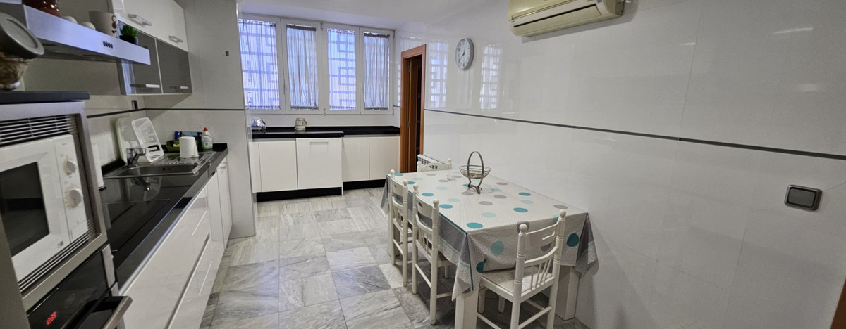 4-Bedroom Ground Floor Apartment in  Benidorm | Sunny Cas... - Image 16